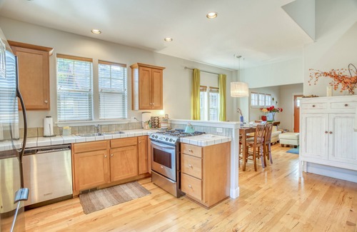 Old Bend House | Amazing Downtown Bend location, King suite and private fenced patio with Hot Tub