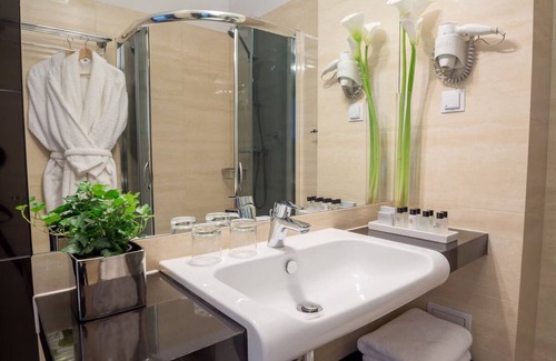 Stradom Hotel | Amazing Downtown Getaway | Near Local Landmarks