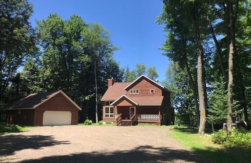 Hayward House | Amazing Fall Colors, Nature, Fireplaces, Screened Porch, Secluded!