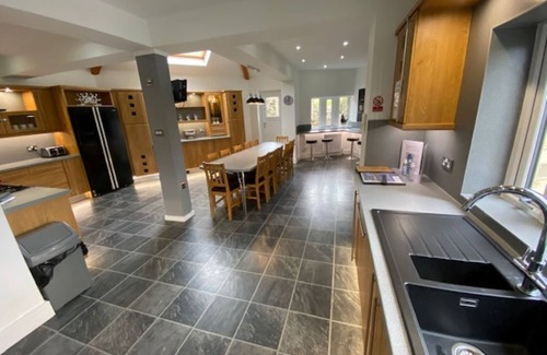 Holmfirth House | Amazing Family House Sleeps 12 with Private Hot Tub in Tranquil Location