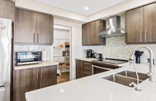 Brampton House | Amazing Family House in Brampton ~ Theatre ~ Gym