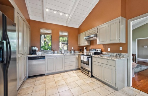 Sonoma House | Amazing Get-Away! Enjoy the Views! Relax on Deck or by Pool. Minutes to Plaza.n