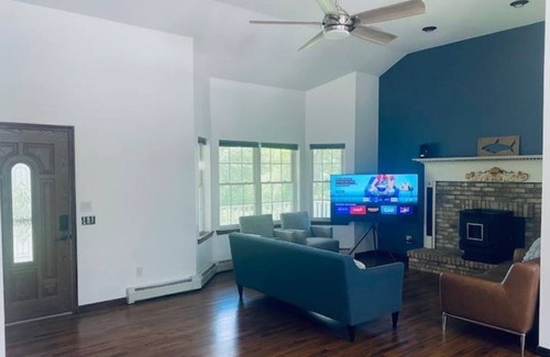 Port Jervis House | Amazing Getaway 4BR 3BA, pool, hot tub, pool table!