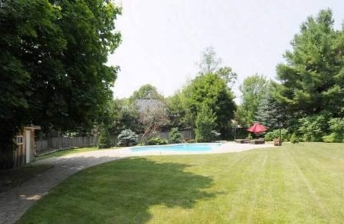 Clarkson-Lorne Park Villa | Amazing Getaway in Lorne Park