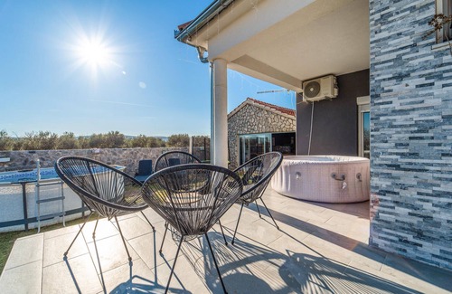 Lisane Ostrovicke House | Amazing home in Lisane Ostovicke with jacuzzi