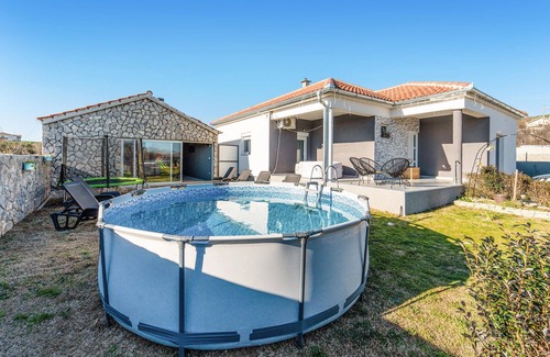 Lisane Ostrovicke House | Amazing home in Lisane Ostovicke with jacuzzi