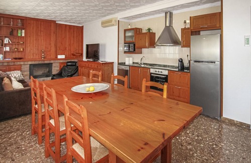 Deltebre House | Amazing home in Deltebre with kitchen