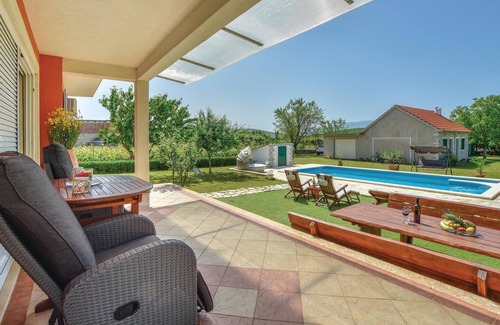 Dicmo House | Amazing home in Dicmo with WiFi