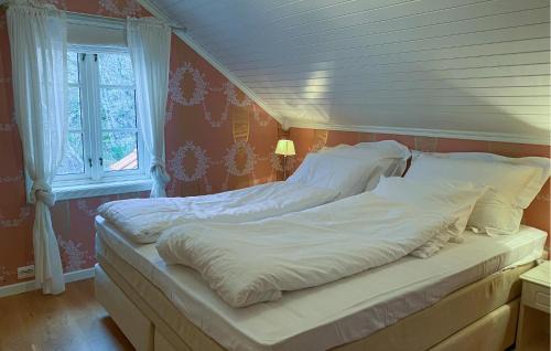 Ulsteinvik House | Amazing Home In Eiksund With Kitchen