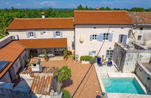 Foli House | Amazing home in Foli with kitchen