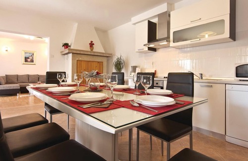 Melnica House | Amazing home in Frkeci with WiFi