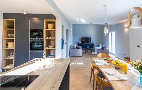 Plano House | Amazing Home In Kastel Stafilic