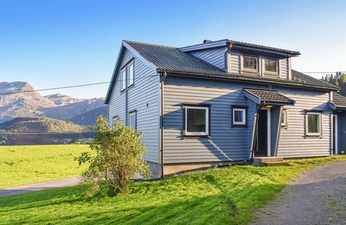 Askvoll House | Amazing home in Kvammen with WiFi
