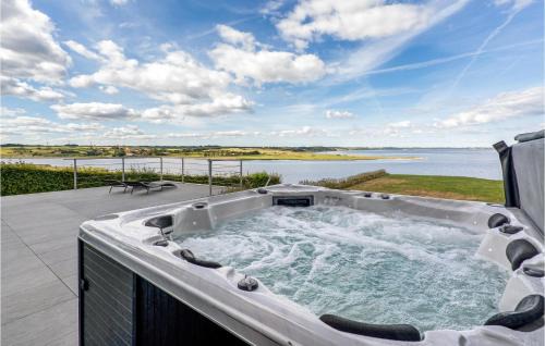 Hjarbæk House | Amazing Home In Løgstrup With Wifi