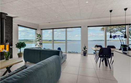 Hjarbæk House | Amazing Home In Løgstrup With Wifi