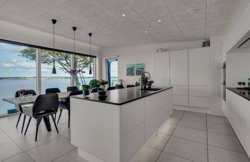 Hjarbæk House | Amazing home in Løgstrup with WiFi