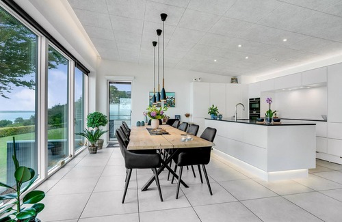 Hjarbæk House | Amazing home in Løgstrup with WiFi