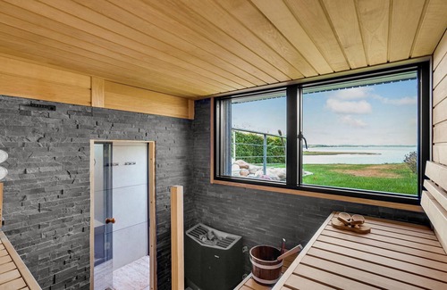 Hjarbæk House | Amazing home in Løgstrup with WiFi