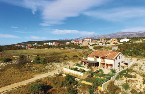 Maslenica House | Amazing home in Maslenica with kitchen