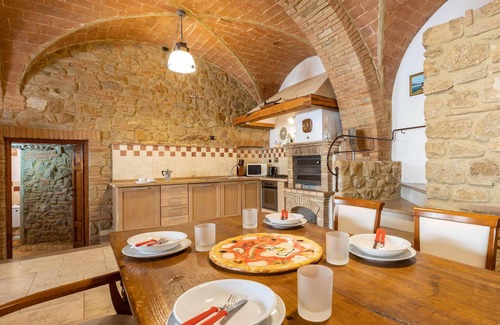 Mazzolla House | Amazing home in Mazzolla with WiFi