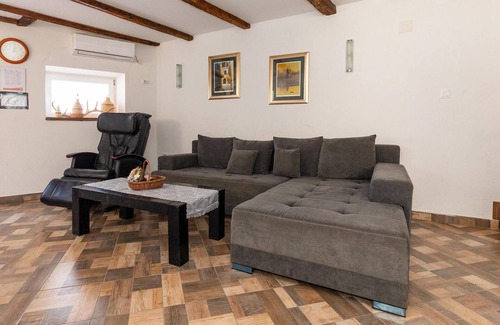 Opuzen House | Amazing home in Opuzen with kitchen