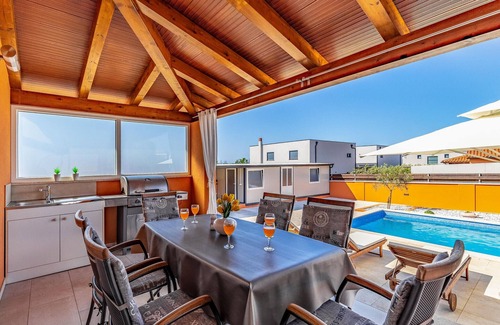 Skatari House | Amazing home in Pula with kitchen