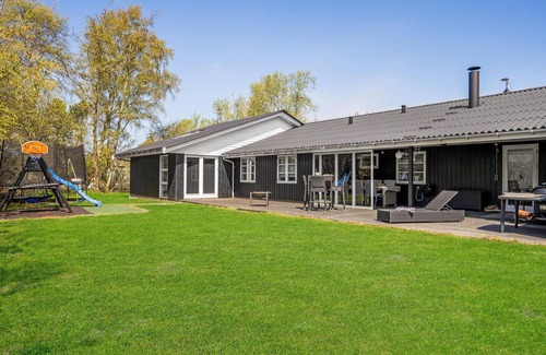 Kramnitse House | Amazing home in Rødby with sauna