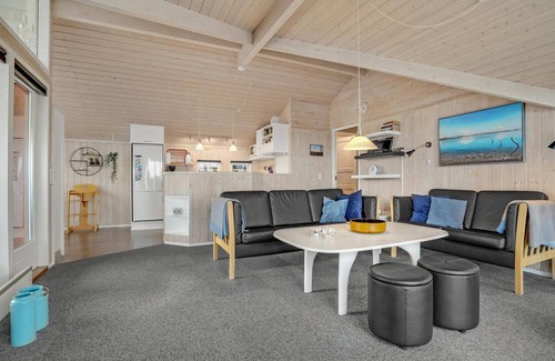 Grønninghoved Strand House | Amazing home in Sjølund with WiFi