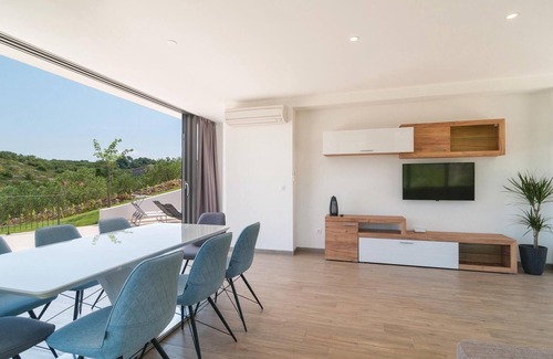 Stomorska House | Amazing home in Stomorska