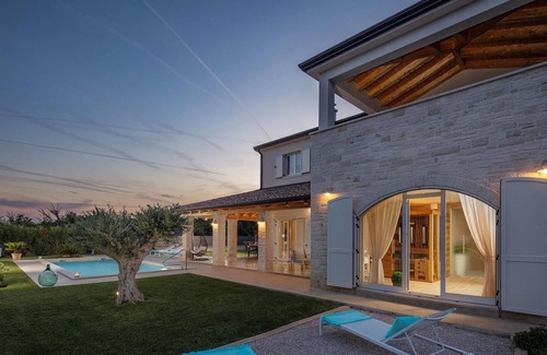Tar-Vabriga House | Amazing home in Tar with sauna