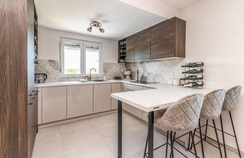 Tinj House | Amazing home in Tinj with kitchen