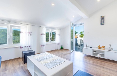 Dicmo House | Amazing home in Turjaci with WiFi