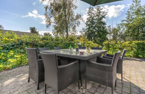Marielyst House | Amazing home in Væggerløse with kitchen