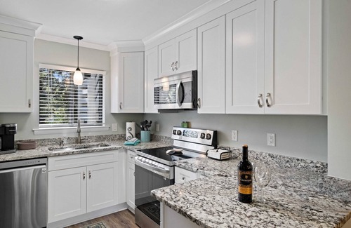 Folly Field Condo | Amazing Lagoon View, Largest Balcony in Fiddlers Cove! 5 min walk to the beach!