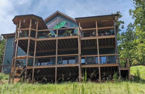 Mill Spring Apartment | Amazing Lake Adger Getaway, Apple Festival Time! Pumpkin Patches, Zip Lining.