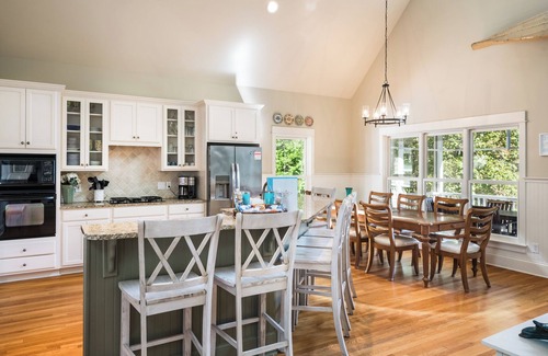 Sherrills Ford House | Amazing Lake Views, Heatable Pool & Spa, Private Dock