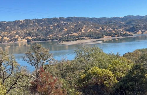 Ukiah House | Amazing Lake View House - dog friendly