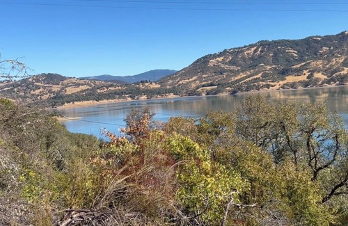 Ukiah House | Amazing Lake View House - dog friendly