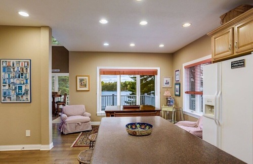 Redgranite Cabin | Amazing Large Sandy Beach, Hot tub, Fireplace, Dog Welcome, Kayaks, Paddleboards