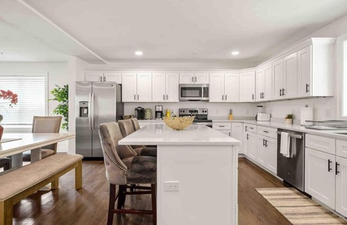 Worcester House | Amazing Location, 3 BR KING SUITE, Covered Parking