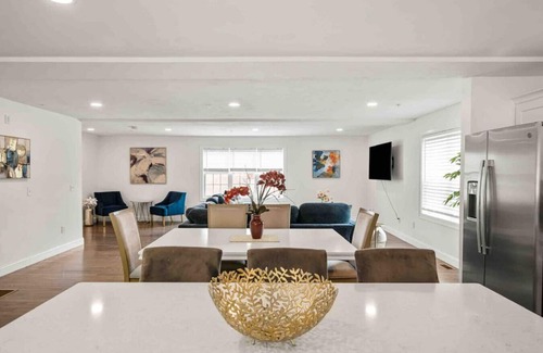 Worcester House | Amazing Location, 3 BR KING SUITE, Covered Parking