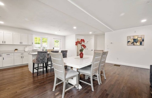 Worcester House | Amazing Location, 3 BR KING SUITE, Covered Parking