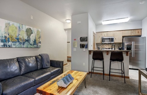 Four O'Clock Condo | Amazing Location. Mountain Paradise. Walking minutes to Everything!