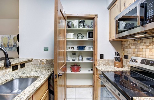 Four O'Clock Condo | Amazing Location. Mountain Paradise. Walking minutes to Everything!