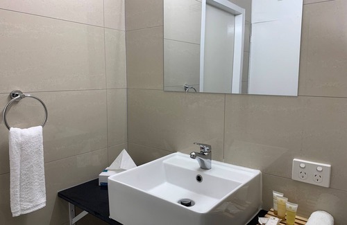 Hamilton House | Amazing location Motel room with bathroom, includes wifi, carpark & utilities