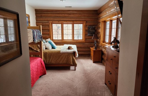 Holcomb Resort | Amazing Lodge and cabins for a Retreat on 43 acres. Make it your private escape.
