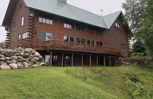 Grand Marais House | Amazing Log Home Overlooking Lake Superior