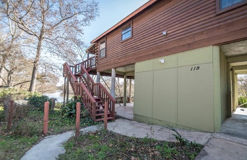 Bastrop Cabin | AMAZING LOG TREEHOUSE CABIN ON THE COLORADO RIVER