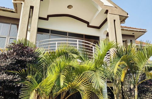 Entebbe House | Amazing Luxury Bari Mutz Apartment Entebbe. 5-10 mins drive to Entebbe Airportn