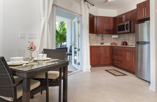 Long Bay Hills Apartment | Amazing Modern Beach Front Studio w/Pool Jacuzzi - Karana Studioo1